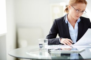 mujer que necesita asesoría fiscal para autónomos