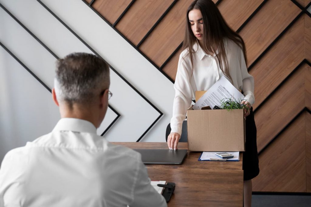 mujer que necesita asesoria laboral para trabajadores